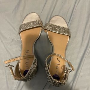 Silver low heels❤️
